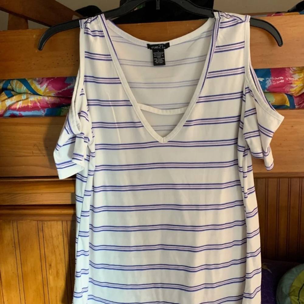 COPY - 4/$20🌺 rue 21 cold shoulder top